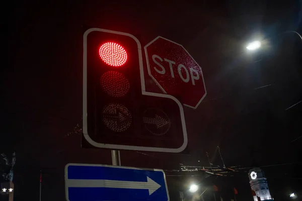 Trafikljusen Röda Nära Stoppskyltar Och Sväng Höger Natten Närbild — Stockfoto