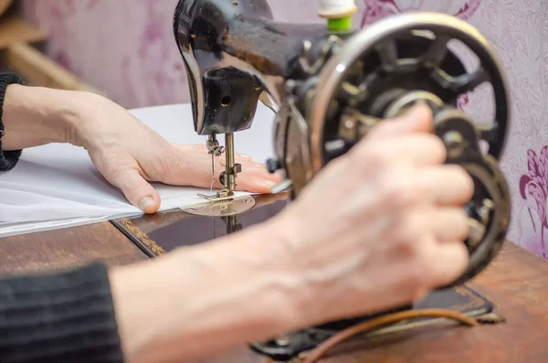 Frau Arbeitet Einer Alten Nähmaschine Hände Aus Nächster Nähe — Stockfoto