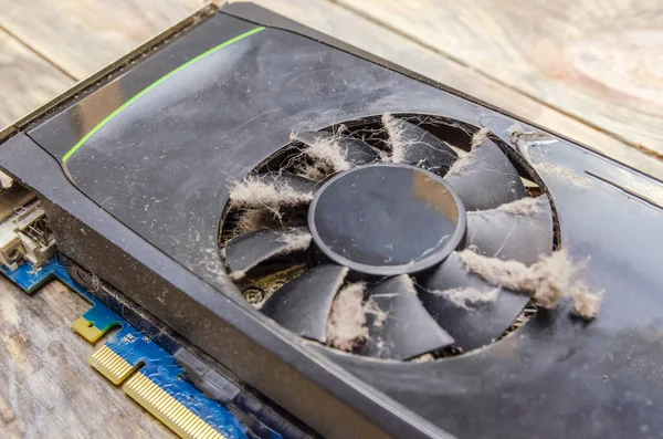 Tarjeta Vídeo Polvorienta Desde Ordenador Cerca Sobre Fondo Madera — Foto de Stock