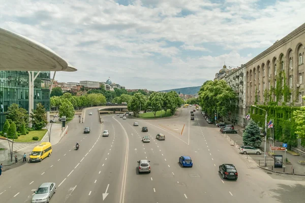 格鲁吉亚第比利斯 2019年6月28日 司法大楼附近的街道上有汽车的道路景观 — 图库照片