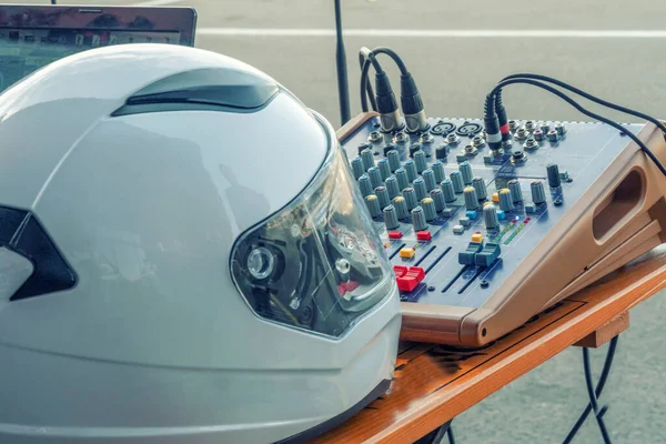 サウンドコンソールの背景にヘルメット コンサートの音のテストだ ミキサーコントロール 音楽技術者 — ストック写真