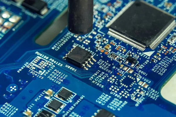 Elektronikai Mérnök Megjavít Egy Chipet Műhelyben Szerelő Hajszárítóval Történő Forrasztással — Stock Fotó