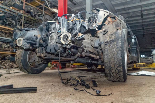 Pół Zdemontowany Samochód Wypadku Bliska Montażu Samochodowym Koncepcja Serwisu Samochodowego — Zdjęcie stockowe