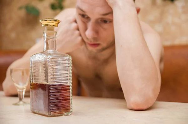 Alcoholisme Alcoholverslaving Mensen Concept Mannelijke Alcoholist Met Fles Brandy Drinken — Stockfoto