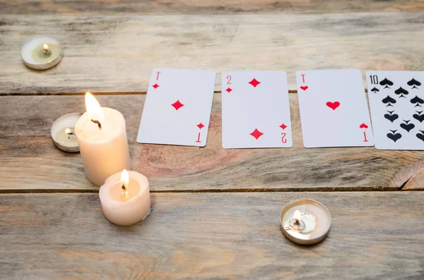 占卜或游戏用的卡片 点着木桌上的蜡烛 魔法的概念 — 图库照片