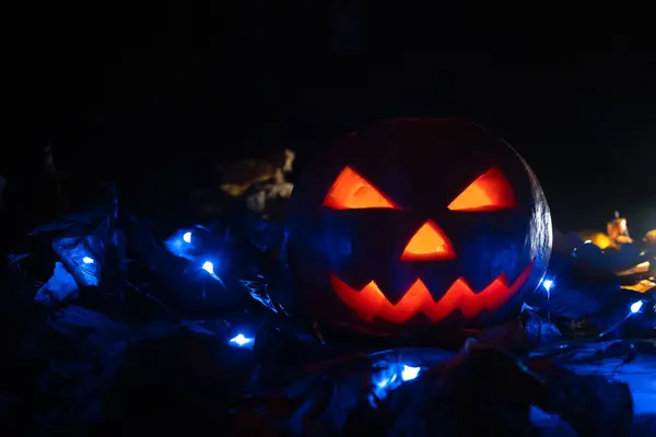 Ragyogó Tök Sötétben Kék Fényekkel Őszi Levelekkel Füstben Gyönyörű Halloween — Stock Fotó