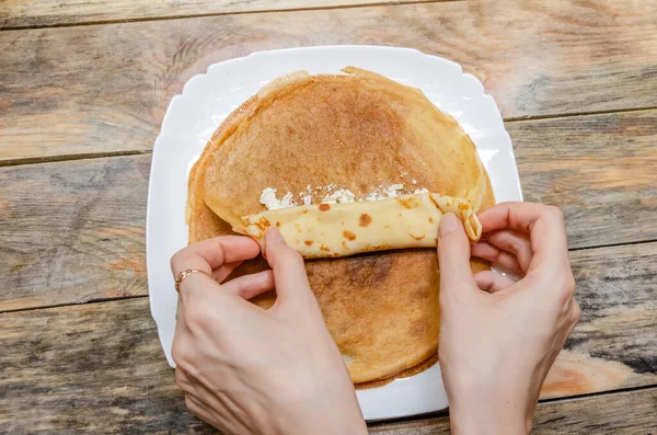 Mujer Extiende Panqueque Con Relleno Queso Cottage Tuerce Tubo Plato — Foto de Stock