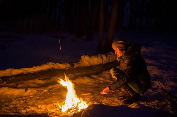 Mädchen Sitzen Lagerfeuer Und Braten Würstchen Stock Frau Macht Essen — Stockfoto