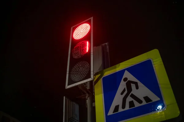 夜間の歩行者横断標識近くの赤い交通信号クローズアップ — ストック写真