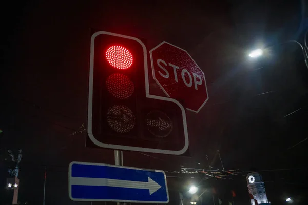 Trafikljusen Röda Nära Stoppskyltar Och Sväng Höger Natten Närbild — Stockfoto