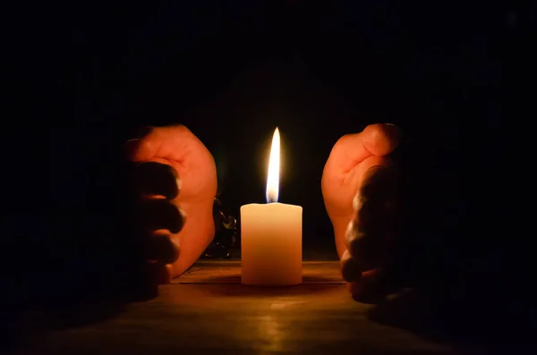 Mãos Enroladas Torno Uma Grande Vela Close Espaço Cópia — Fotografia de Stock