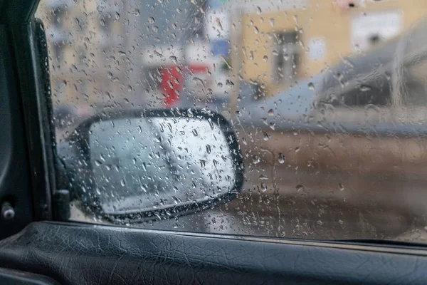 背景に鏡を持つ車の窓に雨が降ります 車の右側のミラー — ストック写真