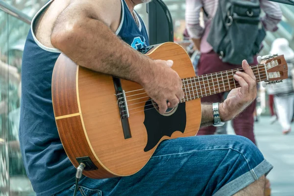 Homem Toca Guitarra Retrato Rua Livre Sem Cara Perto Georgiano — Fotografia de Stock