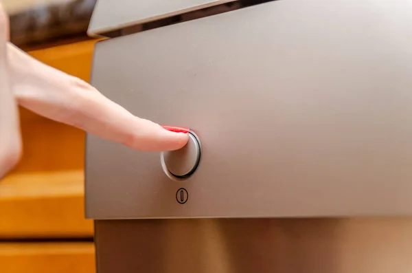 Женская Рука Нажимает Выключатель Посудомоечной Машине Крупным Планом — стоковое фото
