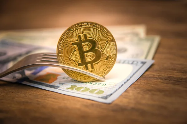 Bitcoin Bekommt Neuen Festplattenwechsel Physische Goldmünze Unter Der Gabel Krisenkonzept — Stockfoto