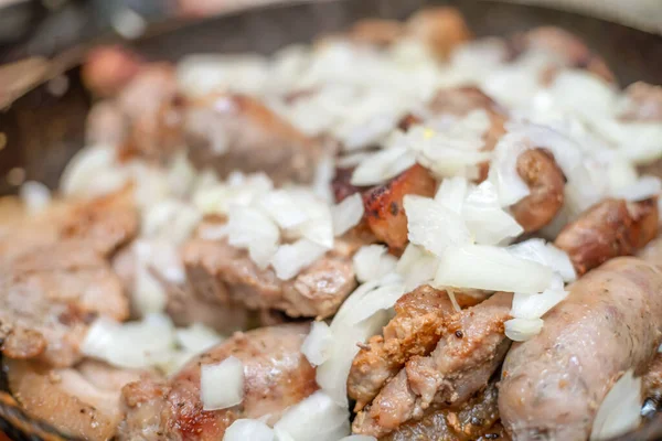 Enchidos Partes Carne Fritas Com Cebolas Uma Panela Fecham — Fotografia de Stock