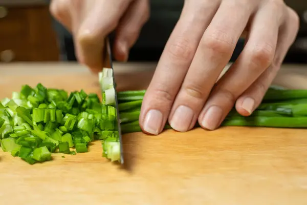 Las Manos Las Mujeres Cortan Cebollas Verdes Con Cuchillo Tablero — Foto de Stock