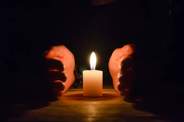 Handen Rond Een Grote Kaars Close Kopieer Ruimte — Stockfoto