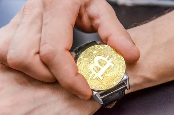 Junger Mann Legt Uhr Mit Einem Bitcoin Goldgroschen Zeit Zum — Stockfoto