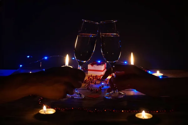 샴페인 커플입니다 테이블에서 로맨틱 식사를 축하와 약혼에 — 스톡 사진