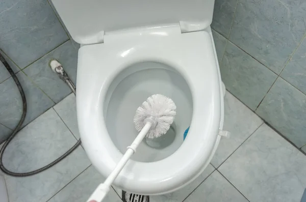 Крупный План Белой Туалетной Щетки Над Белой Унитазом Концепция Очистки — стоковое фото