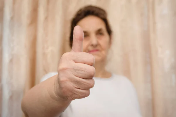 Starsza Ciemnowłosa Kobieta Podniesionym Palcem Górze Prawa Ręka Znak Palcu — Zdjęcie stockowe