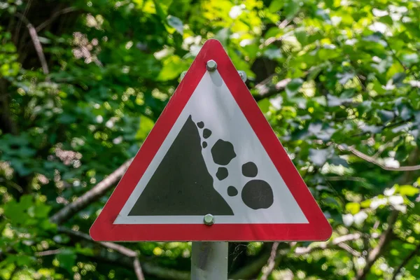 Primer Plano Signo Posible Caída Rocas Desde Las Montañas Sobre —  Fotos de Stock