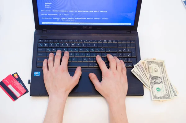 Vista Tela Laptop Mãos Femininas Com Cartão Crédito Dinheiro — Fotografia de Stock