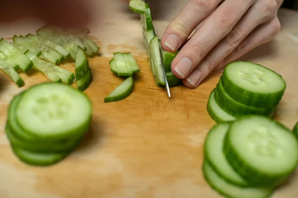 Las Manos Las Mujeres Cortan Pepino Fresco Palos Tablero Madera — Foto de Stock