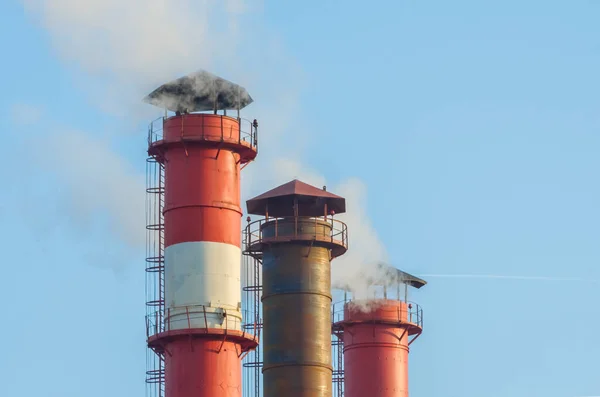 Rook Emissies Van Drie Industriële Pijpen Tegen Blauwe Lucht Vliegtuigen — Stockfoto