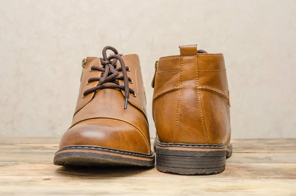 Homens Couro Marrom Sapatos Fundo Madeira Perto — Fotografia de Stock