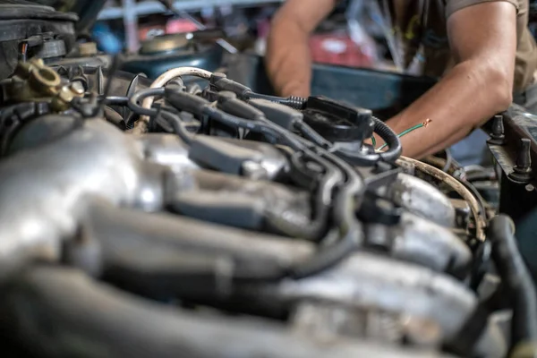 Ręce Mechanika Naprawiającego Silnik Samochodu Bliska — Zdjęcie stockowe