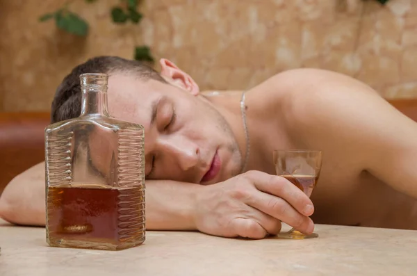 Alkolik Masadaki Adam Bir Şişe Alkol Bardağın Yanında Uyuyor Tehlikeli — Stok fotoğraf