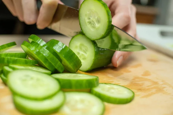 Las Manos Las Mujeres Cortan Pepino Fresco Círculos Tablero Madera — Foto de Stock