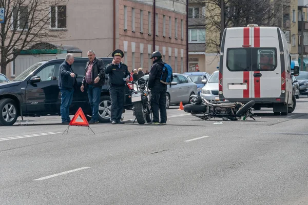 モギレフ ベラルーシ 4月18 2019 車の衝突 負傷者があります 街中で車とバイクが衝突した 救急車 壊れたバイク 晴れた日に外の車 — ストック写真