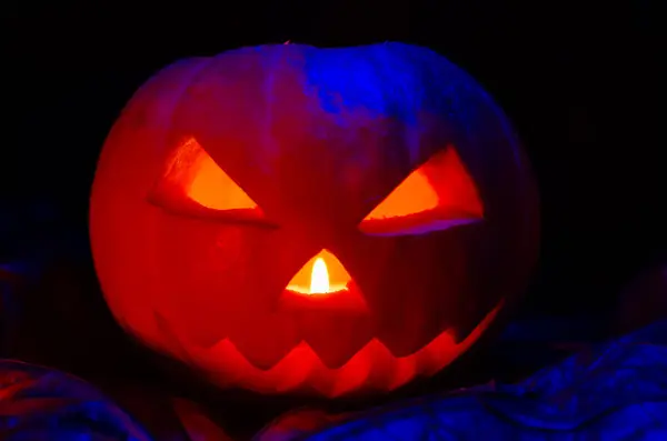 Ragyogó Tök Egy Gyertya Belsejében Közelkép Lombozat Kék Megvilágítás Halloween — Stock Fotó