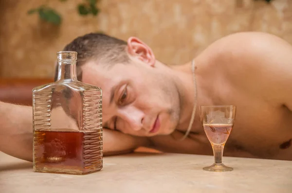 Alcohólico Hombre Mesa Está Durmiendo Cerca Una Botella Alcohol Vaso —  Fotos de Stock