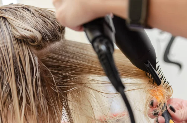 Estilo Cabelo Secador Cabelo Para Uma Menina Loira — Fotografia de Stock