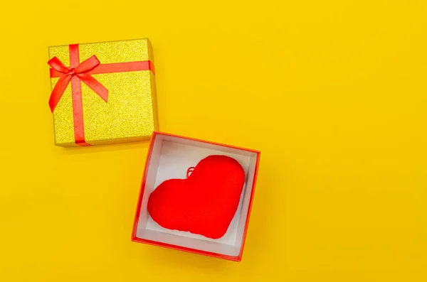 Κίτρινο Λαμπερό Κουτί Δώρου Κόκκινη Καρδιά Μέσα Κίτρινο Φόντο Πάνω — Φωτογραφία Αρχείου