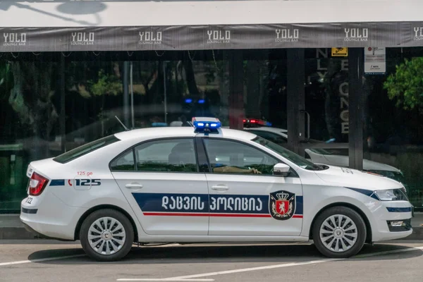 トビリシ ジョージア州 6月27 2019 晴れた日に山に対するアスファルト道路上の警察車 — ストック写真