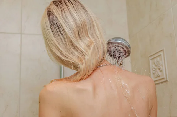 Blond Meisje Onder Douche Met Waterdruppels Huid Foto Van Achteren — Stockfoto