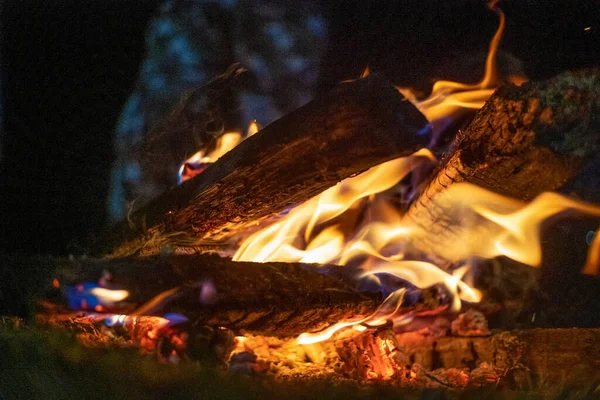 Feu Joie Dans Noir Brûler Bois Chauffage Dans Gros Plan — Photo