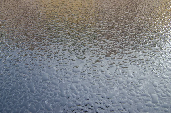 Siyah Bir Arabanın Kaputuna Düşen Yağmur Damlaları Gökyüzünü Yansıtıyor — Stok fotoğraf