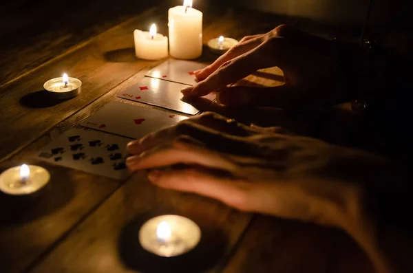 Handen Van Een Waarzegster Kaarten Tafel Rond Aangestoken Kaarsen Het — Stockfoto