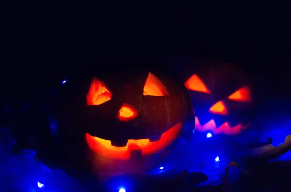 Deux Citrouilles Rougeoyantes Dans Noir Dans Fumée Dans Forêt Gros — Photo