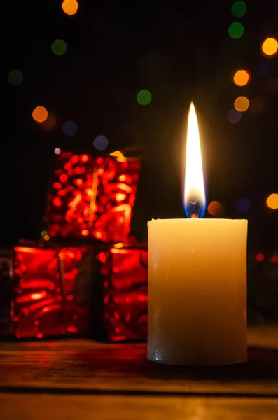 Lit Χριστουγεννιάτικο Κερί Close Στο Παρασκήνιο Των Μίνι Δώρα Κλαδιά — Φωτογραφία Αρχείου