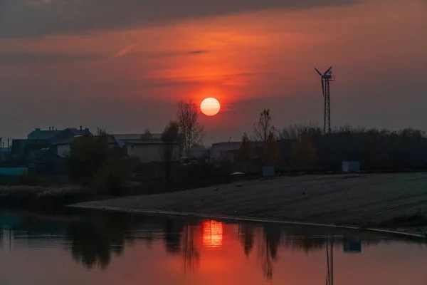 Belo Pôr Sol Laranja Vermelho Com Sol Lago Parte Cidade — Fotografia de Stock