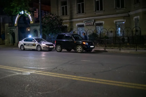 トビリシ ジョージア州 6月29 2019 警察官は 黒い車の状況を明らかにし 文書をチェックするために車を停止しました 夜にトビリシへの道路上のポーランド車 — ストック写真