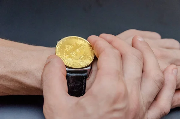 Junger Mann Legt Uhr Mit Einem Bitcoin Goldgroschen Zeit Zum — Stockfoto