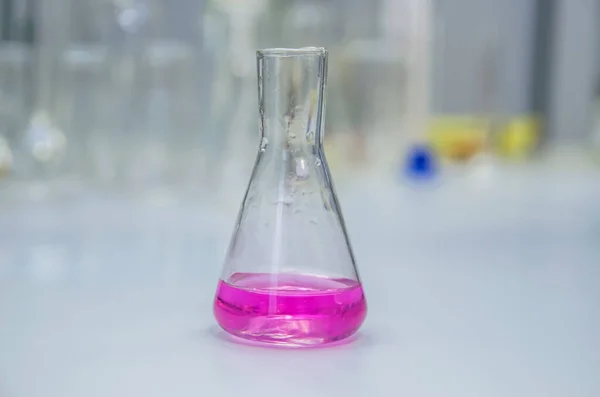 テーブルの上に液体と研究室のガラス製品 化学分析 — ストック写真
